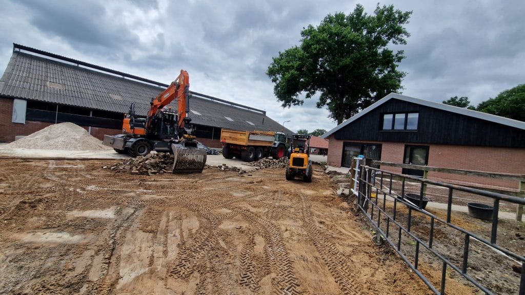Professionele sloop oude tuinbestrating met graafmachine door Wessels Hoveniers