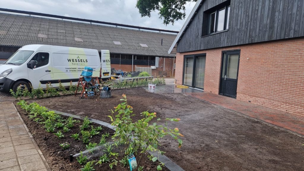 Wessels Hoveniers bus op locatie tijdens professionele tuinaanleg met verse borders Erve Tijhuis