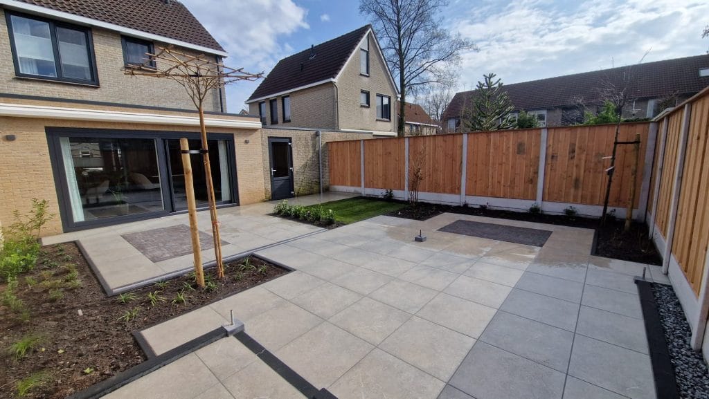 Eindresultaat achtertuin Enschede met keramische tegels en borders