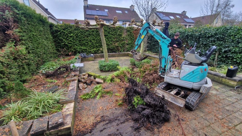 Rooien oude tuin Enschede met minigraver door Wessels Hoveniers