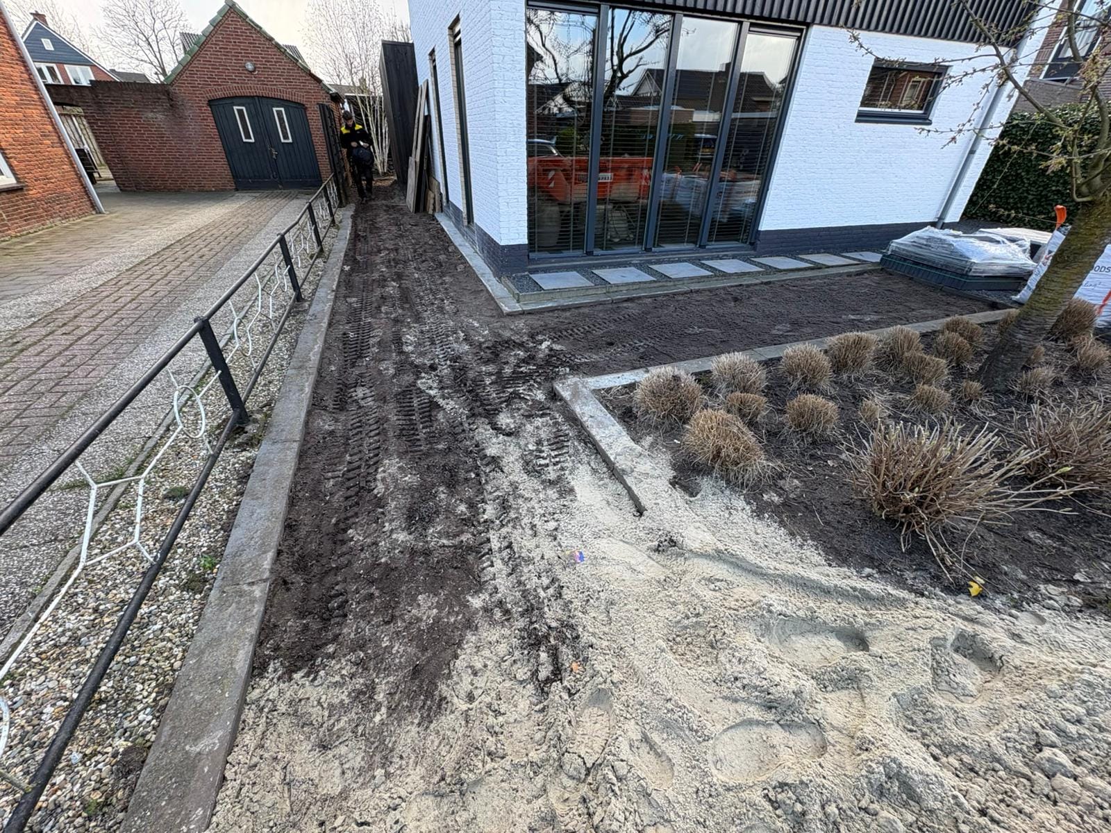 Voortuin Albergen tijdens grondwerk en voorbereiding van de tuinaanleg