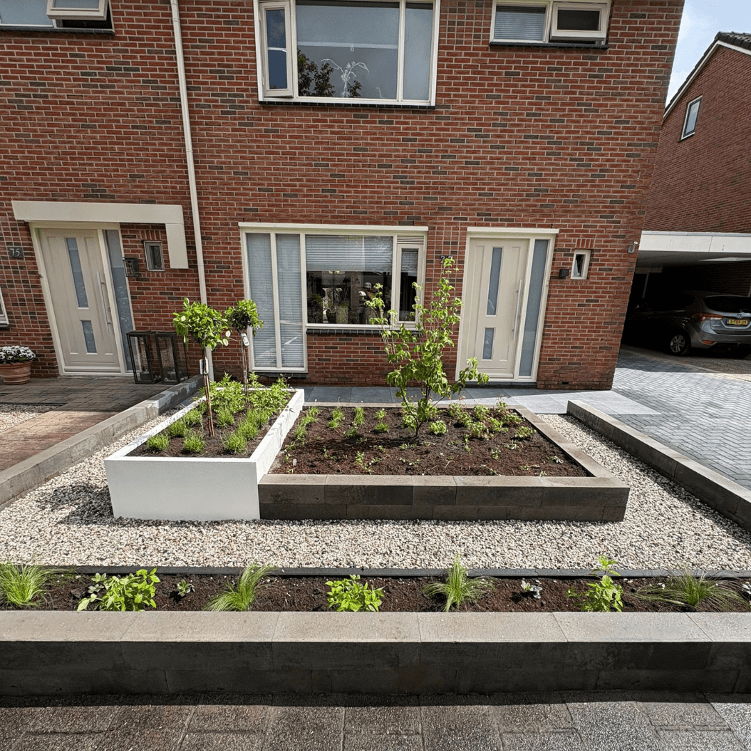 Nieuwe oprit in voortuin Vriezenveen met antraciete betonklinkers