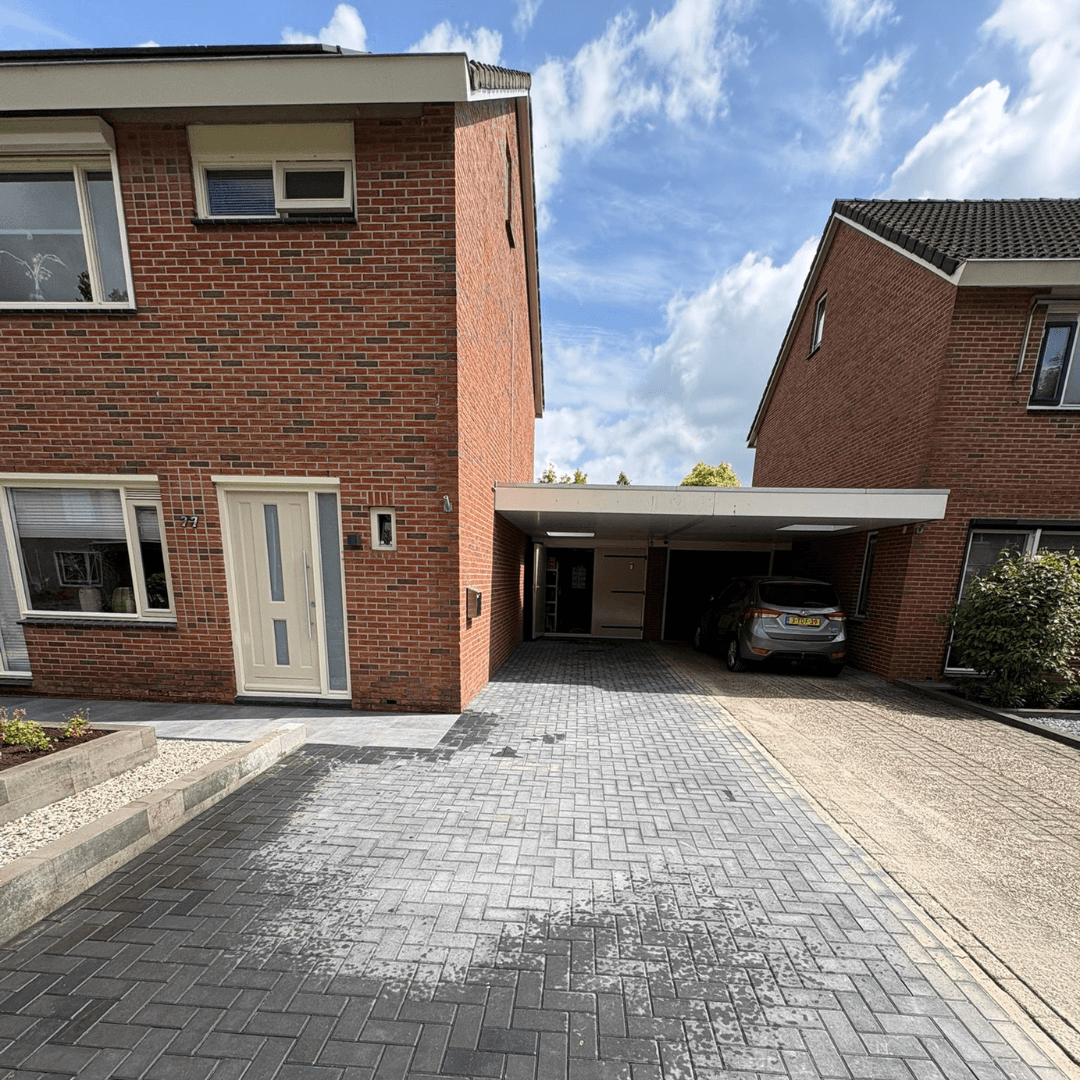 Keramisch looppad in de voortuin in Vriezenveen