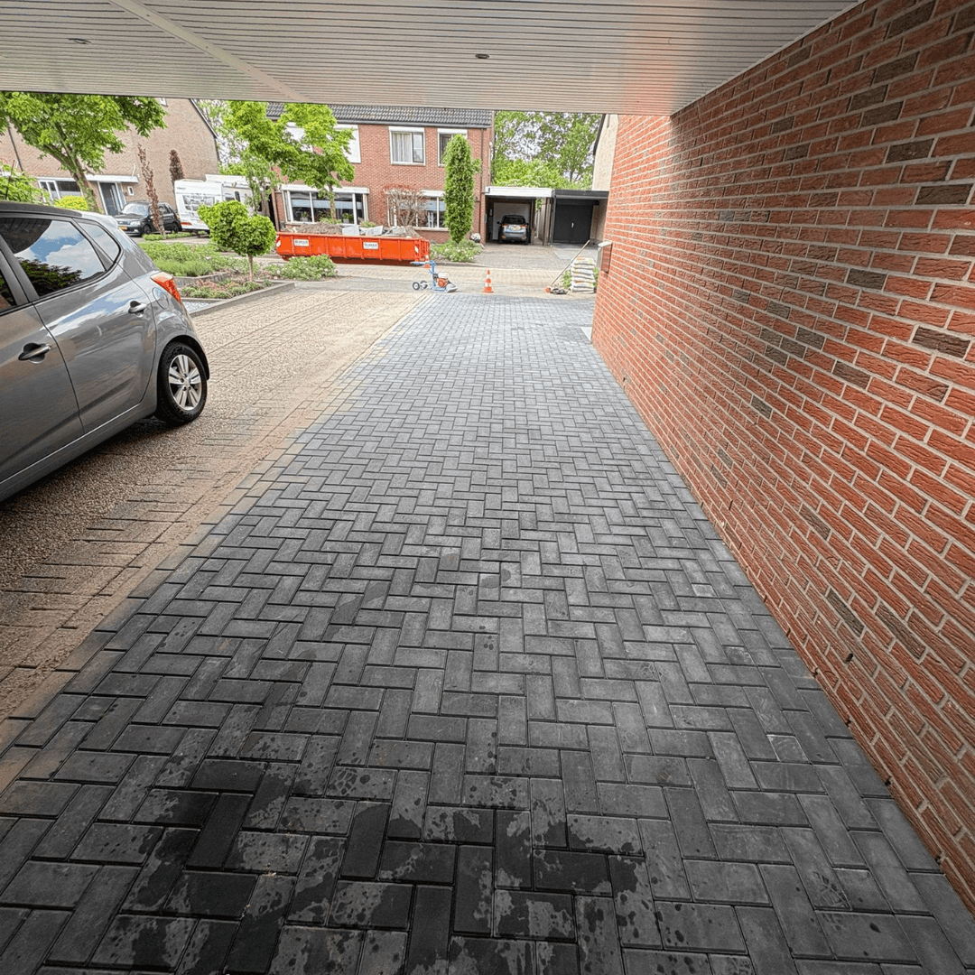 Verhoogde muur en borders van GeoPlano muurelementen in voortuin Vriezenveen