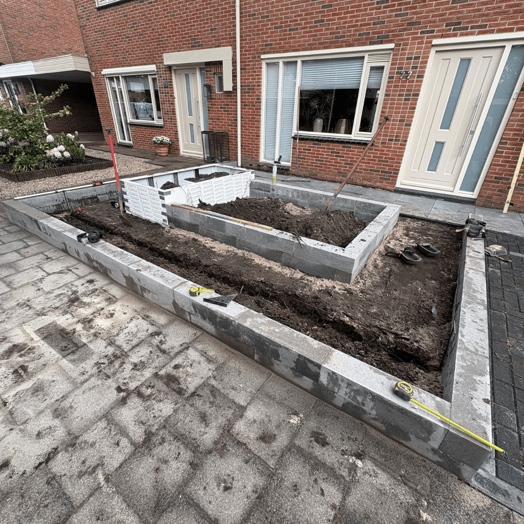 Grind en gevarieerde beplanting in de aangelegde voortuin in Vriezenveen