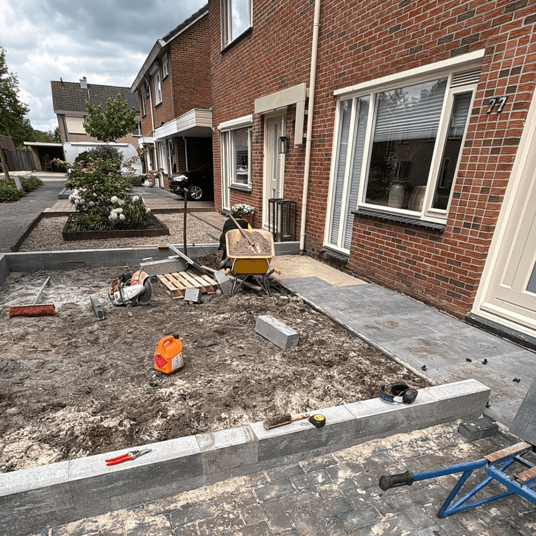 Beplanting in verschillende hoogten en kleuren in voortuin Vriezenveen