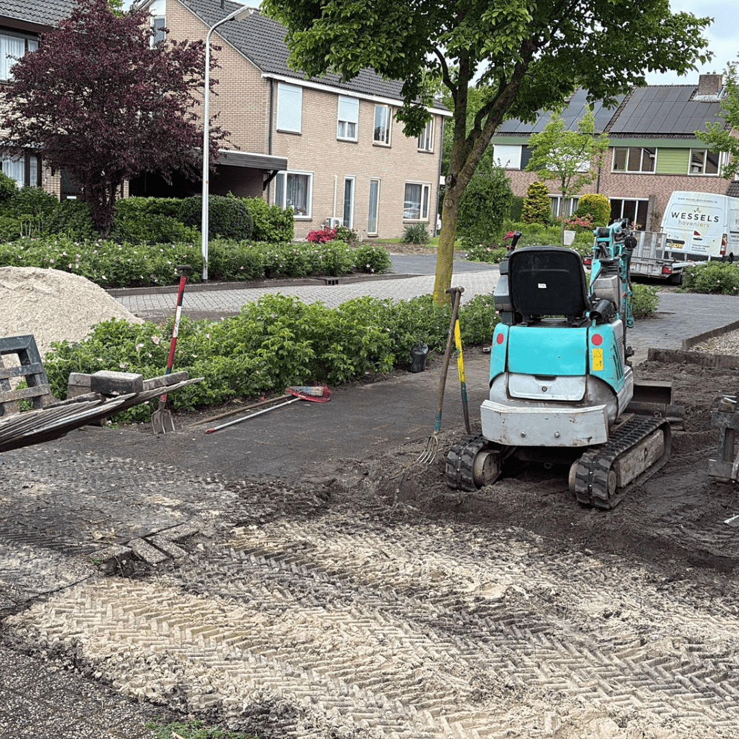 Aangelegde voortuin in Vriezenveen met nieuwe oprit en verhoogde borders