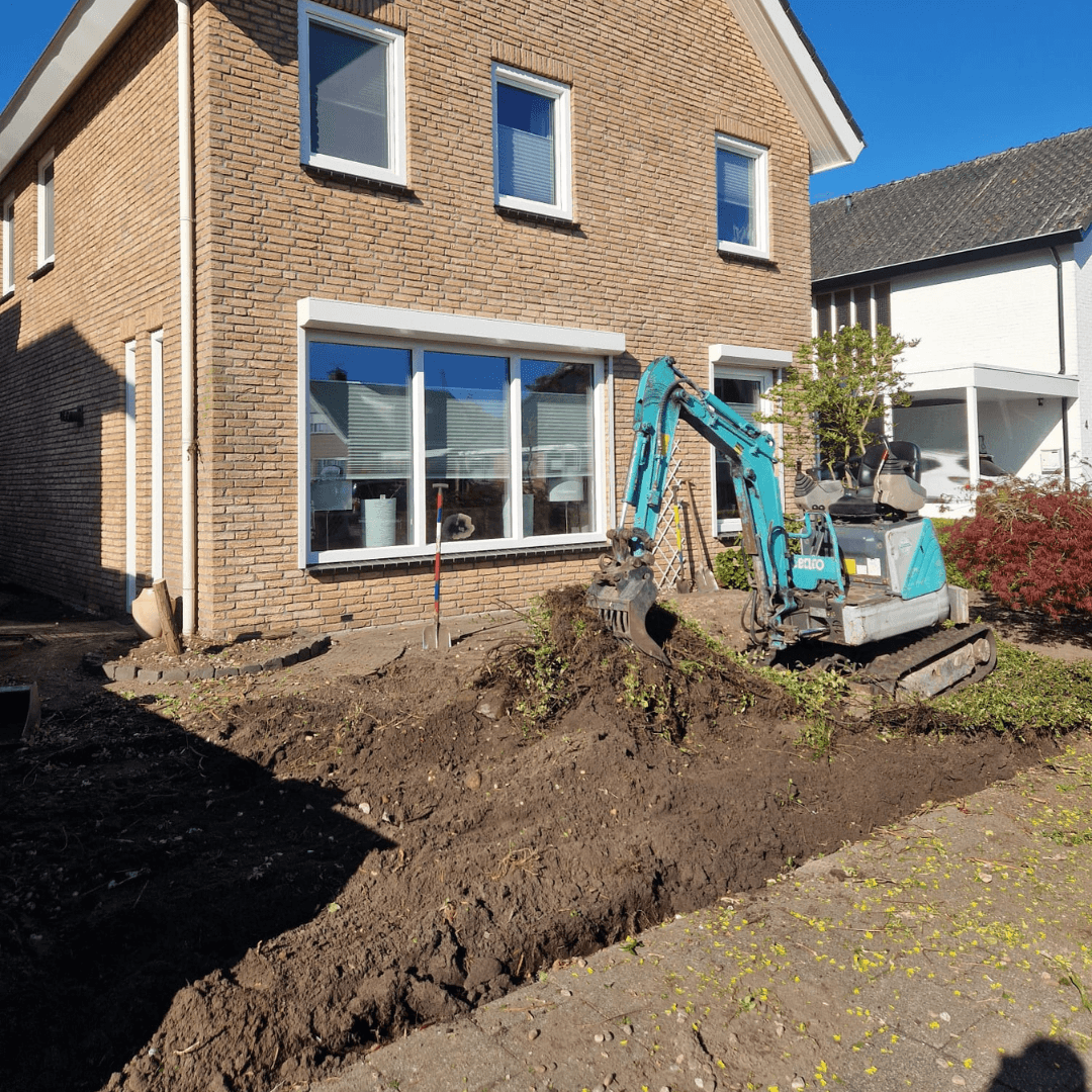 Voortuin Fleringen tijdens het grondwerk met graafmachine en voorbereiding