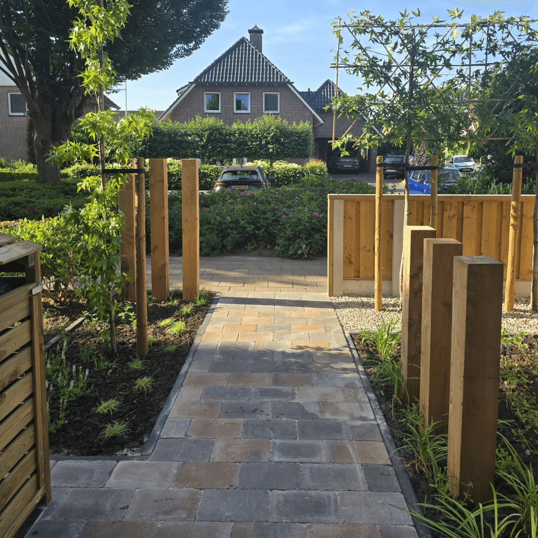 Rond grindvak met klinkerrand en border in de aangelegde voortuin in De Lutte