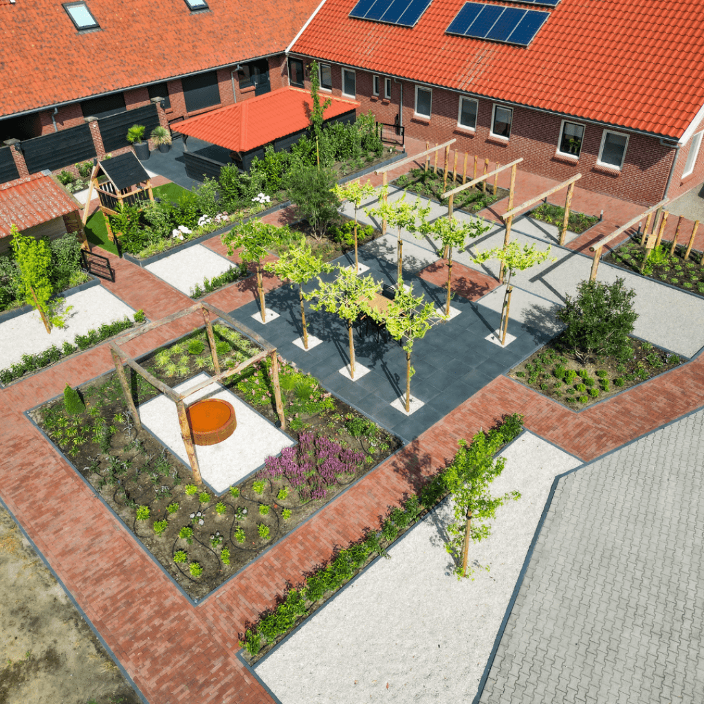 Luchtfoto van de belevingstuin bij Erve Tijhuis in Langeveen met terras en waterschaal