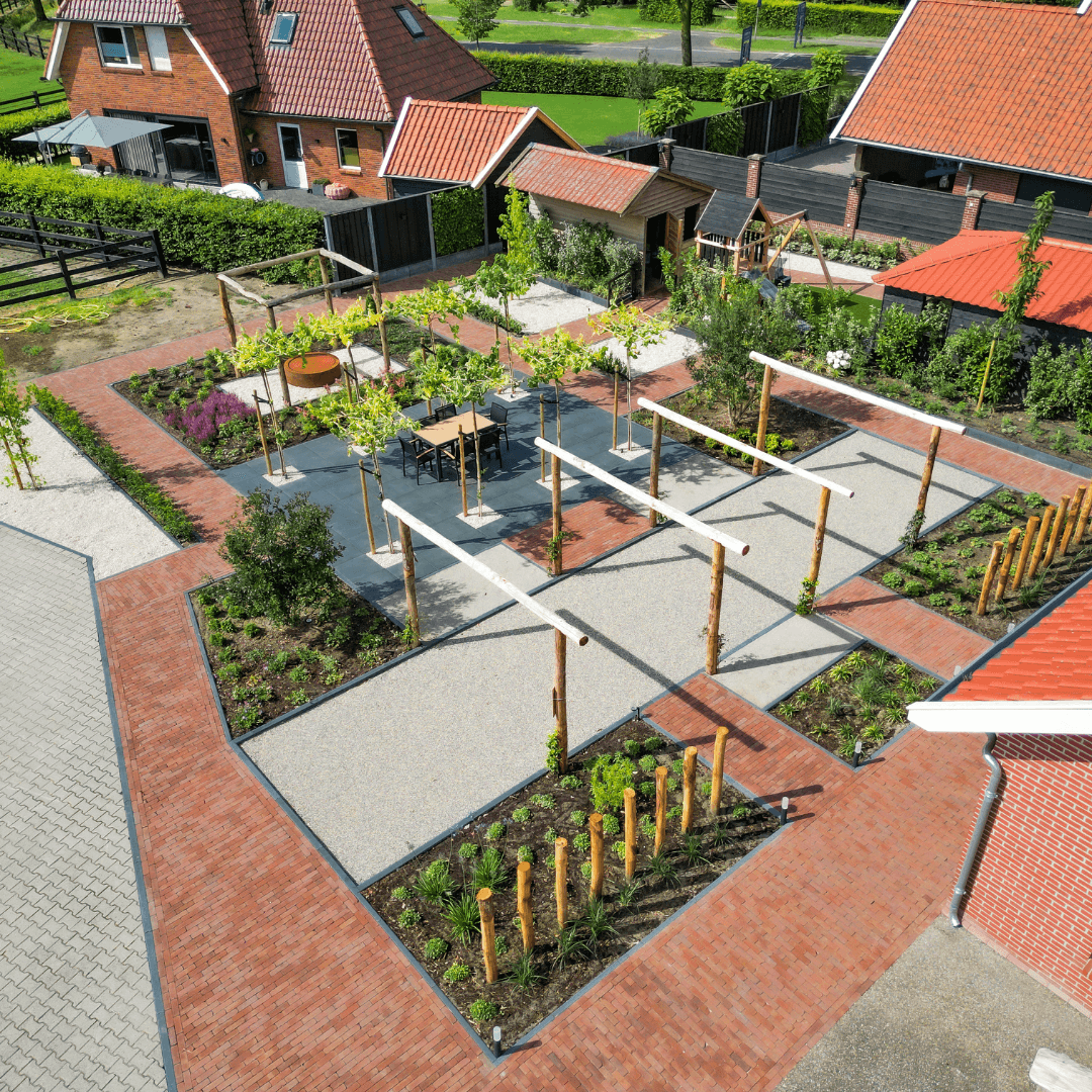 Belevingstuin aanleggen bij Erve Tijhuis in Langeveen met terras, jeu-de-boulesbaan en speelhoek