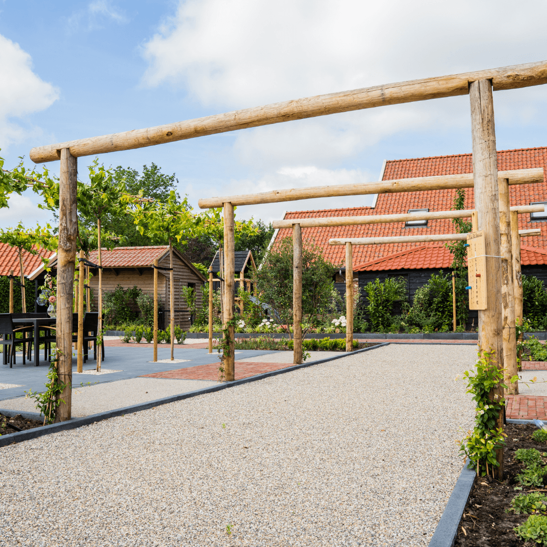Jeu-de-boulesbaan met kastanjehouten pergola in de tuin bij Erve Tijhuis Langeveen