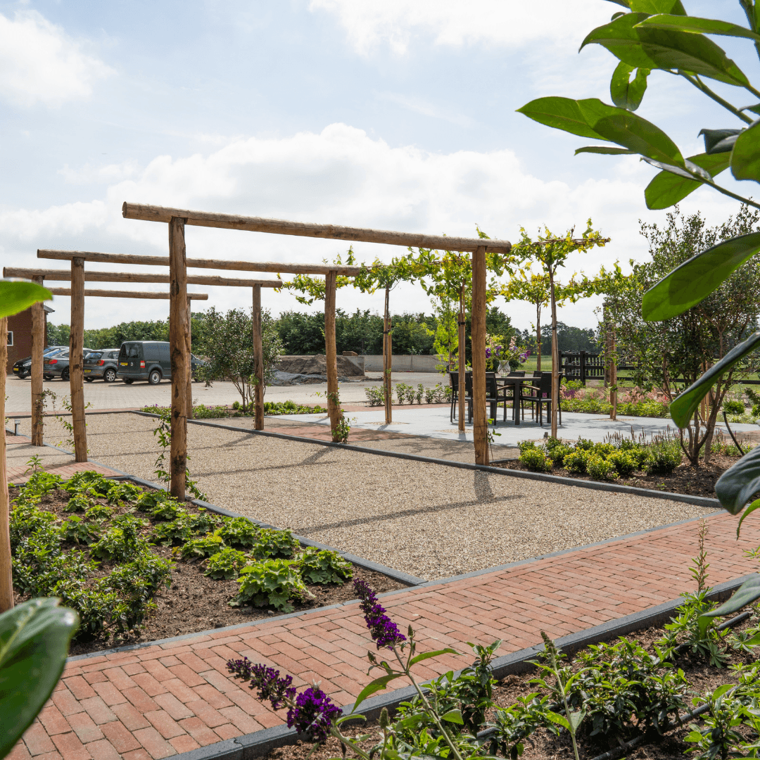 Kastanjehouten pergola langs de jeu-de-boulesbaan in de belevingstuin in Langeveen
