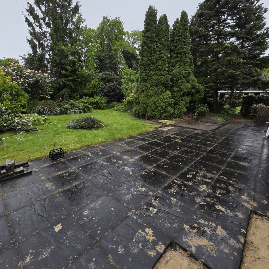 Oude terras met versleten tegels voor het kindvriendelijke tuin aanleggen Tubbergen