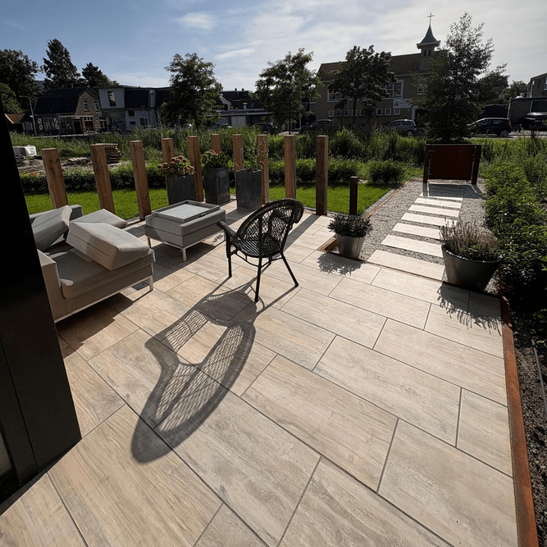 Keramisch terras van 40x80 GeoCeramica in wildverband bij nieuwbouwwoning in Hengelo