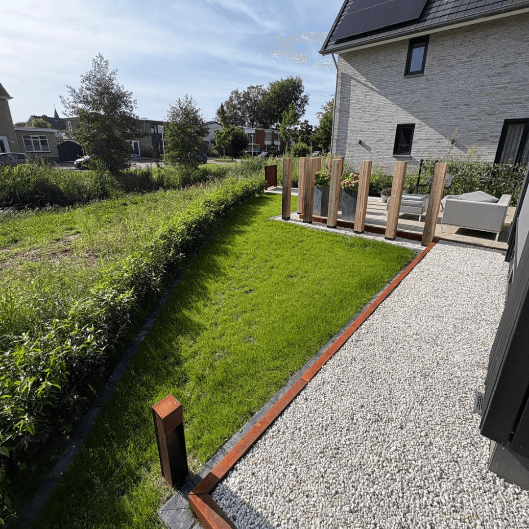 Gazon, wit grind en Douglas half afscheiding bij het terras van de nieuwbouwtuin in Hengelo
