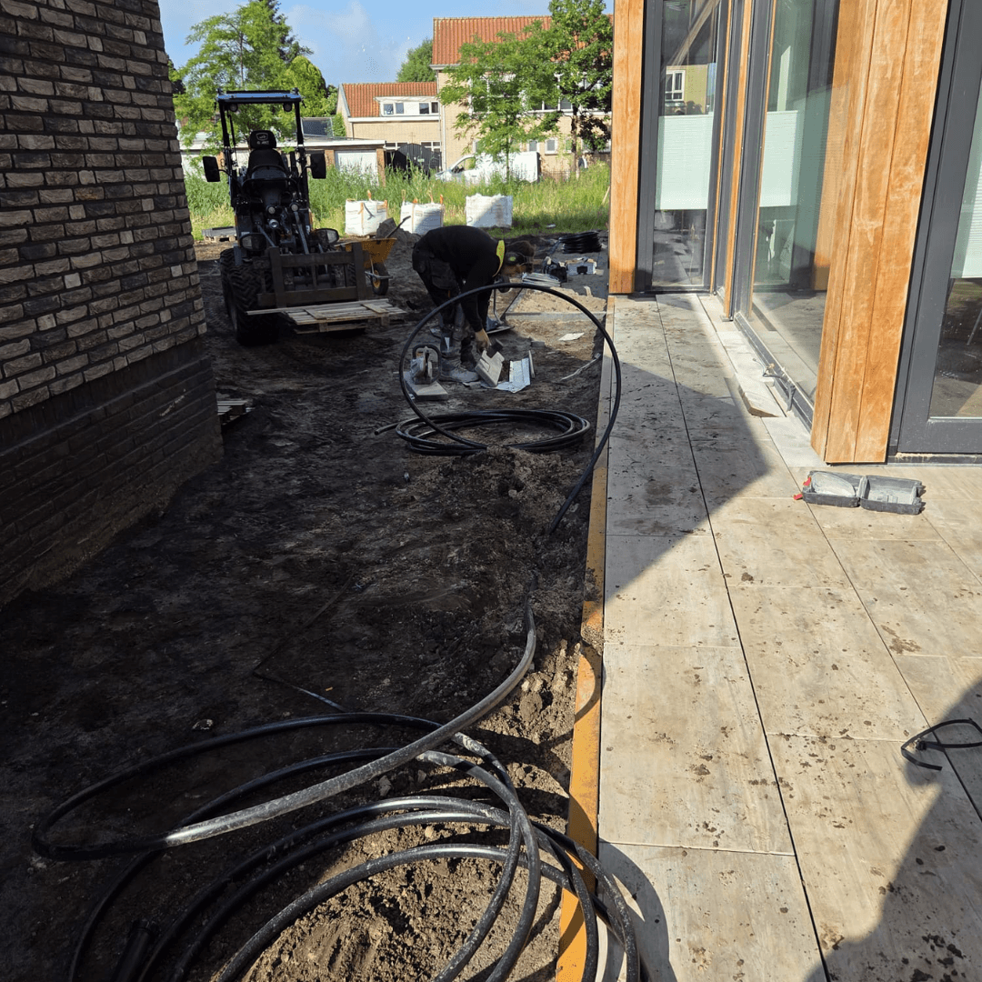 Leidingen voor de beregening liggen klaar tijdens het tuin aanleggen bij de nieuwbouwwoning in Hengelo