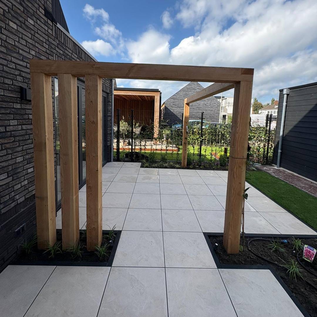 Douglas pergola met half afscheiding op het keramische terras in Hengelo