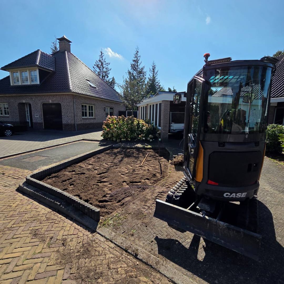 Minigraver aan het werk bij de voortuinrenovatie in Albergen